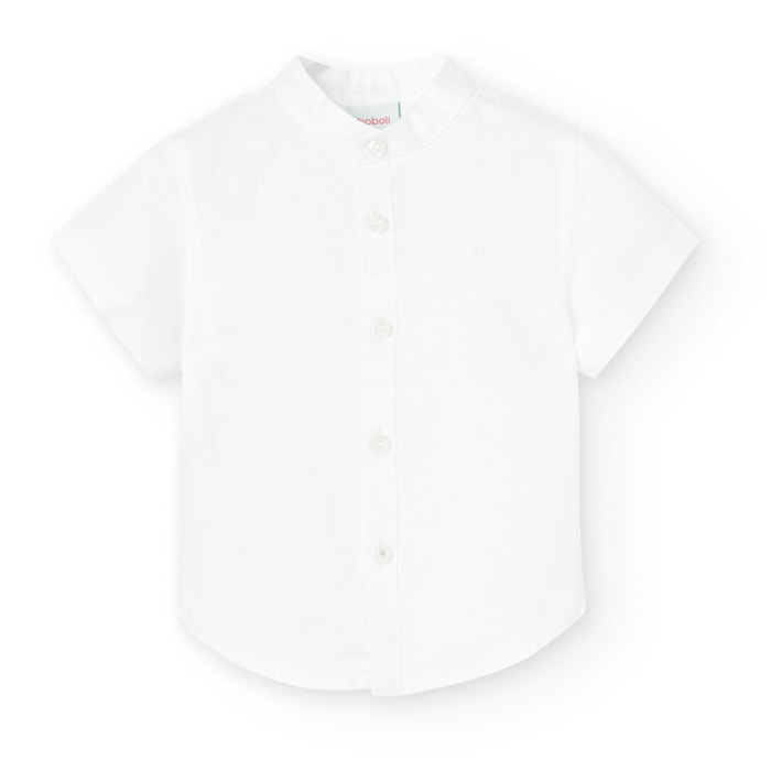 Camisa en blanco con mangas cortas y cuello abotonado