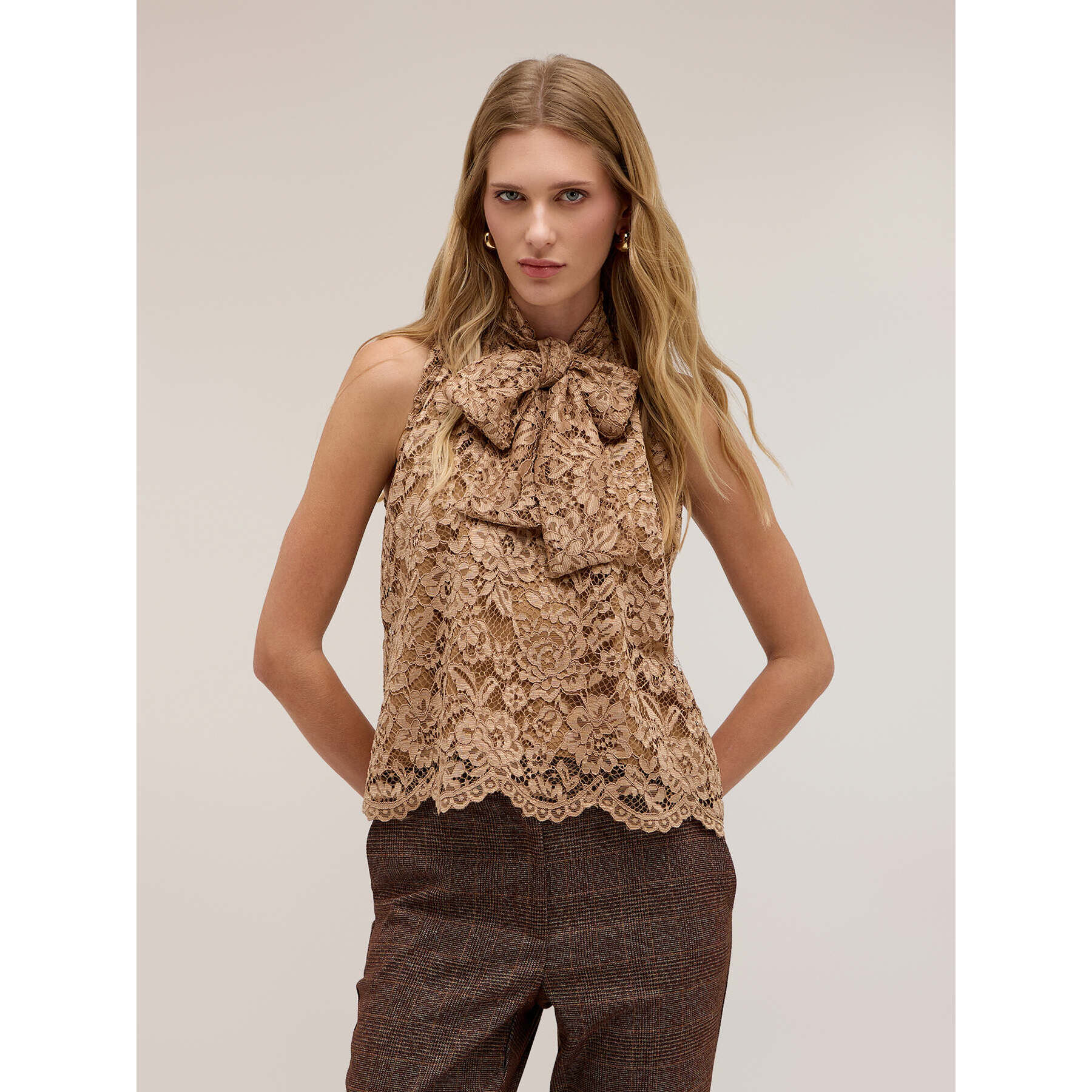 Motivi - Blusa in pizzo con fiocco - Beige