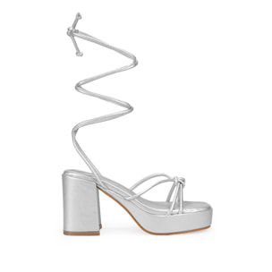 Sandalias de tacón plateadas con cuerdas