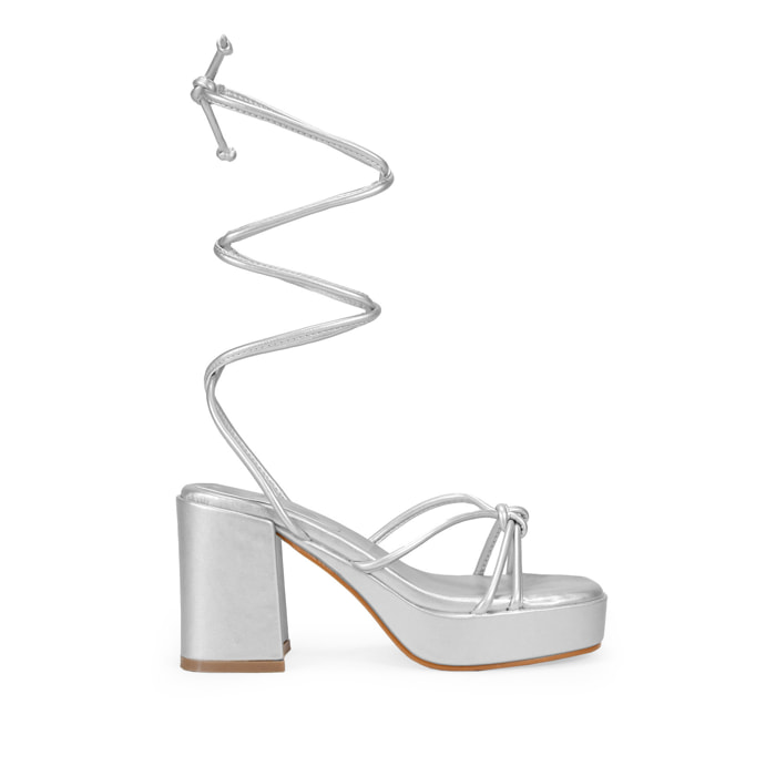 Sandalias de tacón plateadas con cuerdas