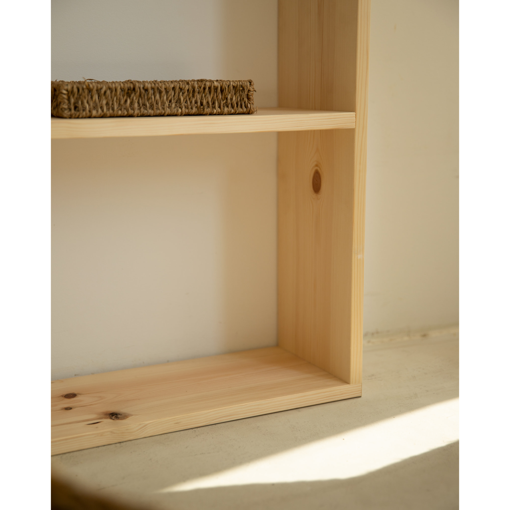 Estantería de madera maciza tono natural con 2 estantes Alto: 110 Largo: 80 Ancho: 20