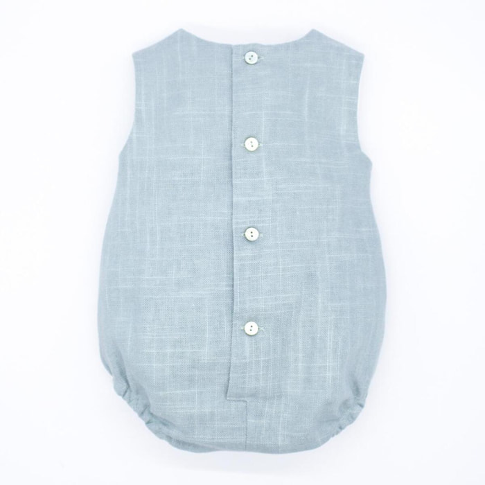 Pelele de lino verde. Con pliegues en el delantero y botones de decoracion.