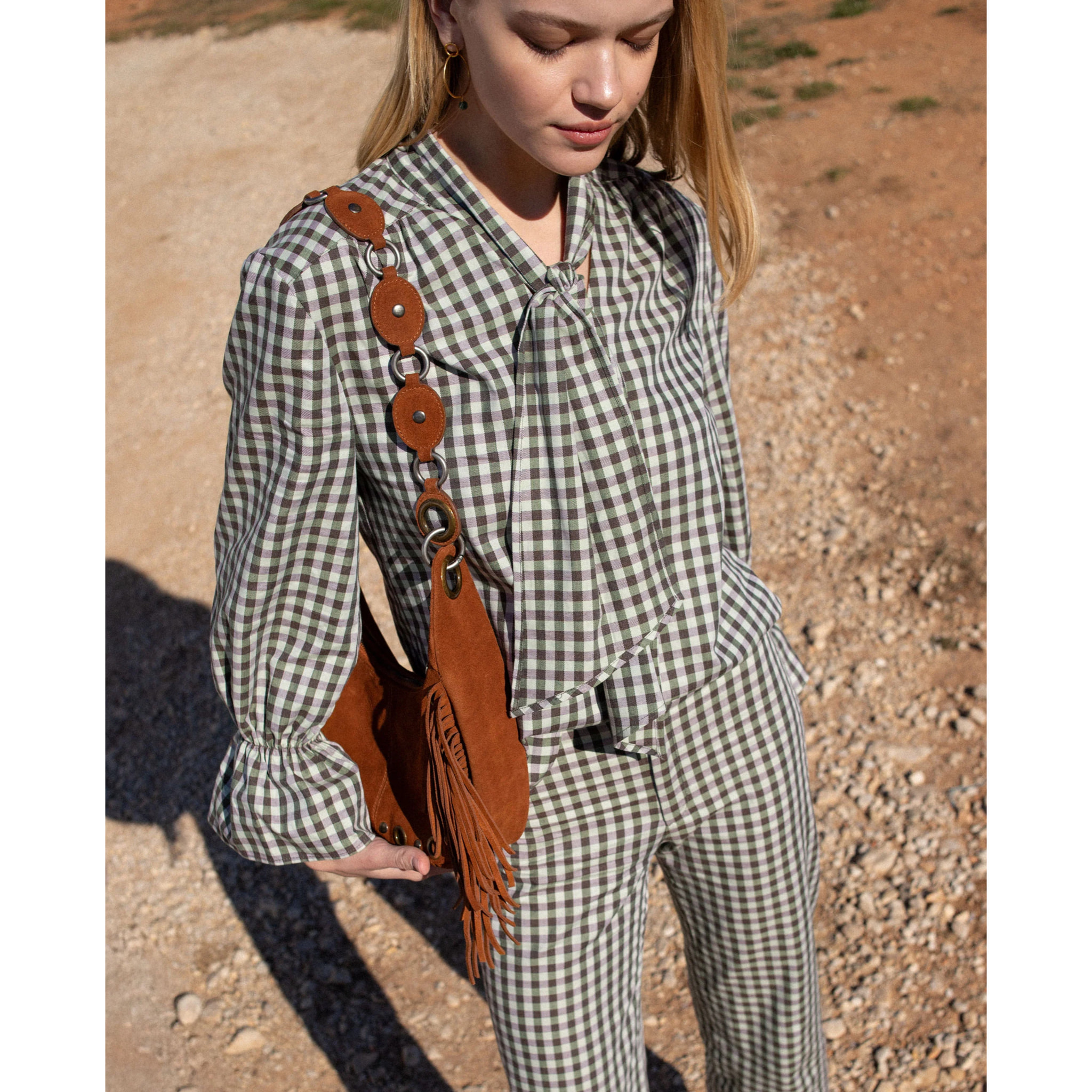 Blusa con lazada y manga con volante