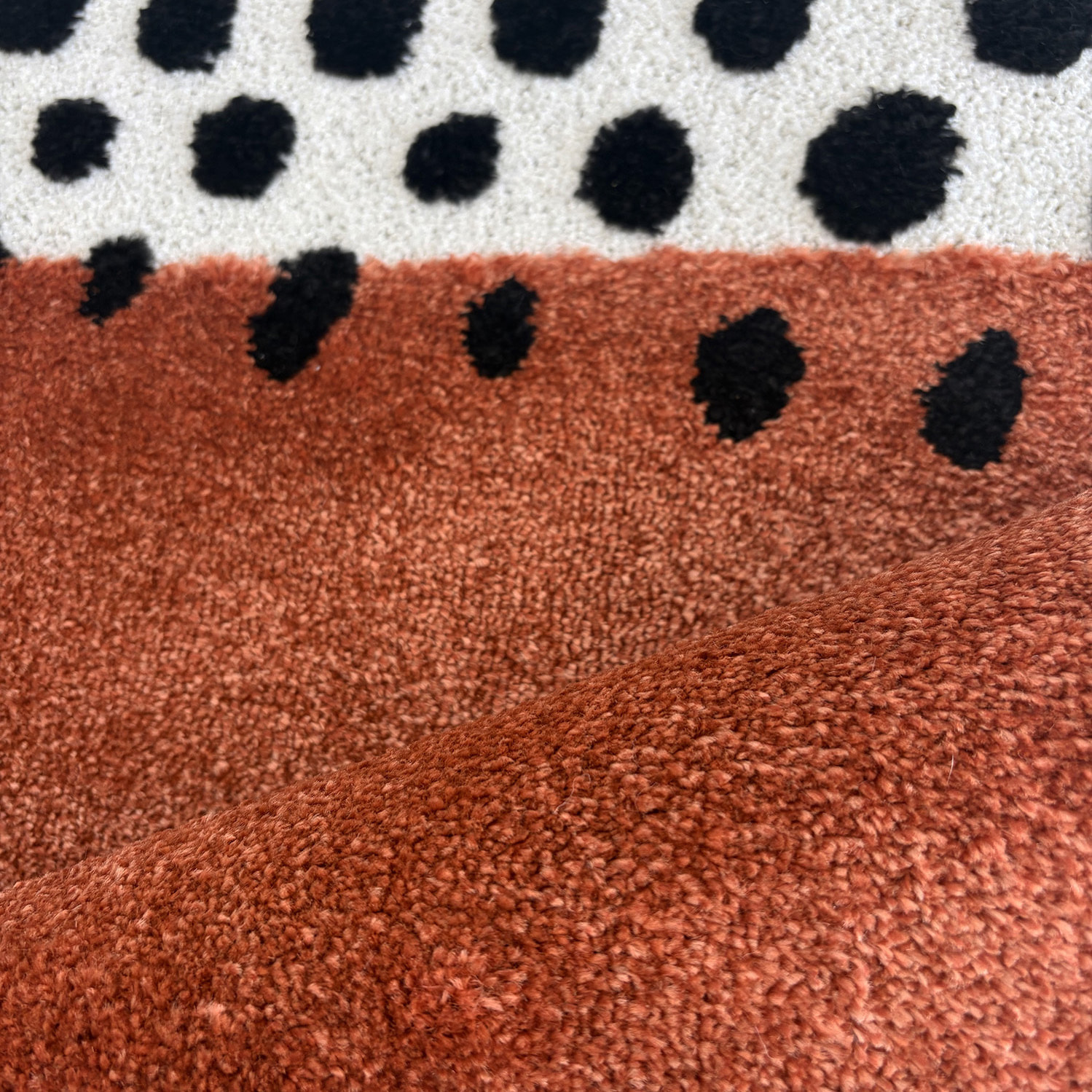 PANTONE - Tapis terracotta à motif à pois TERRA DEL SOL