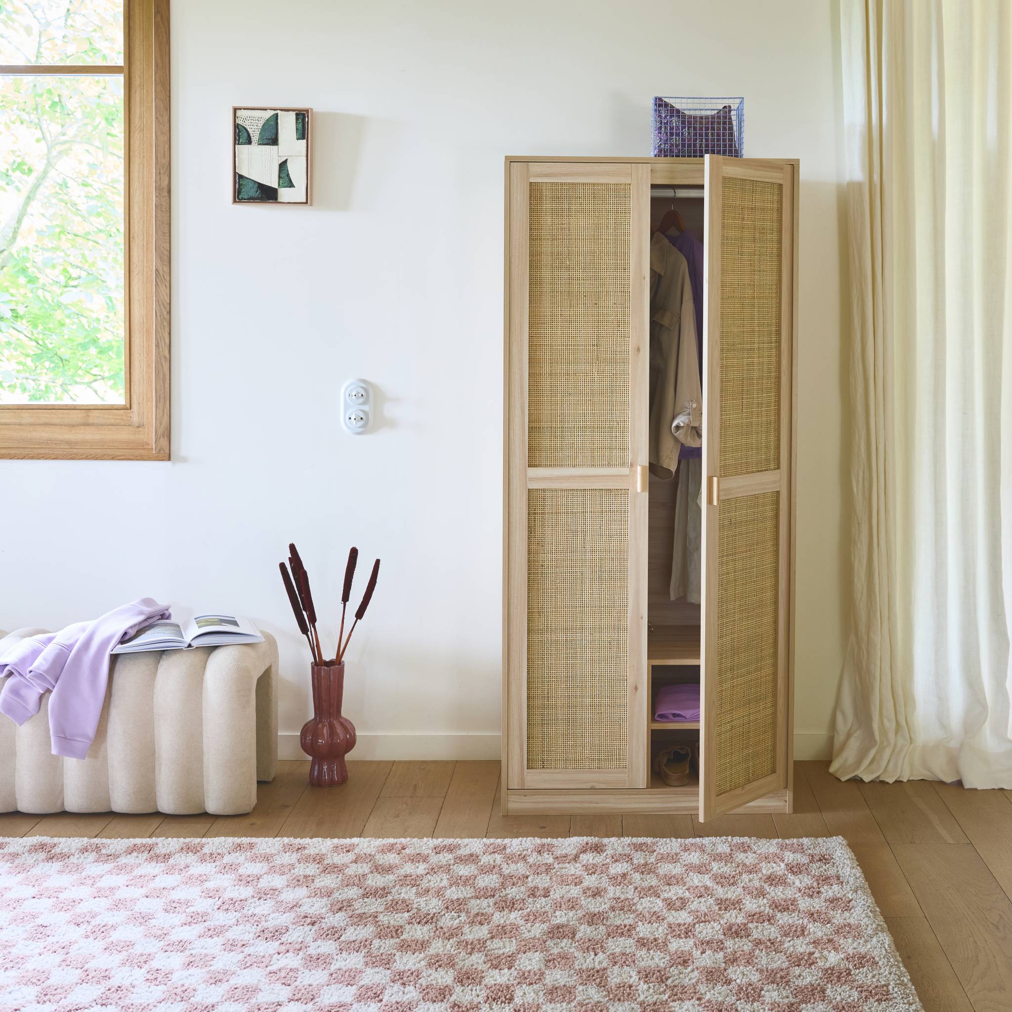 Armoire dressing cannage et effet bois. 2 portes avec penderie et rangements