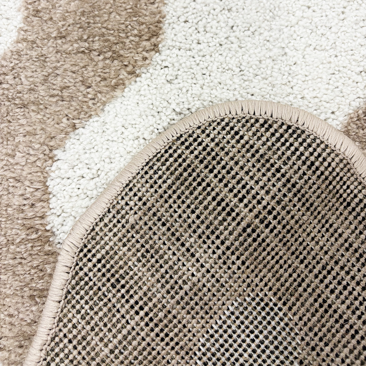 PANTONE - Tapis beige à bords festonnés TERRA DEL SOL
