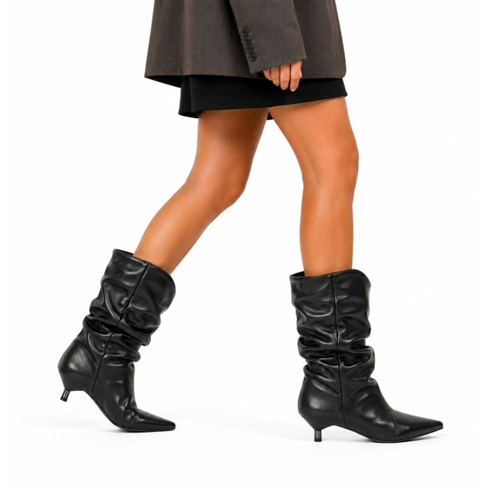 Stivaletto in simil pelle con tacco basso