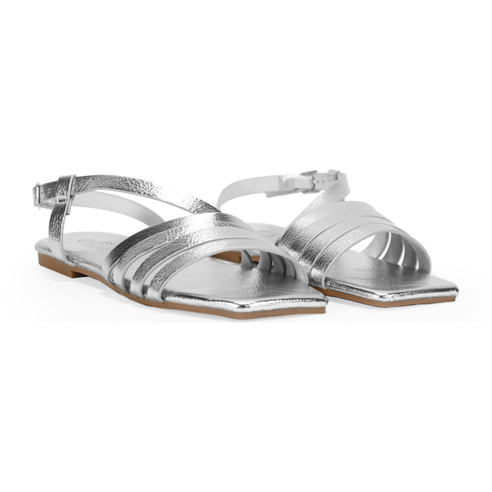 Sandalias planas plateadas con tiras con hebilla