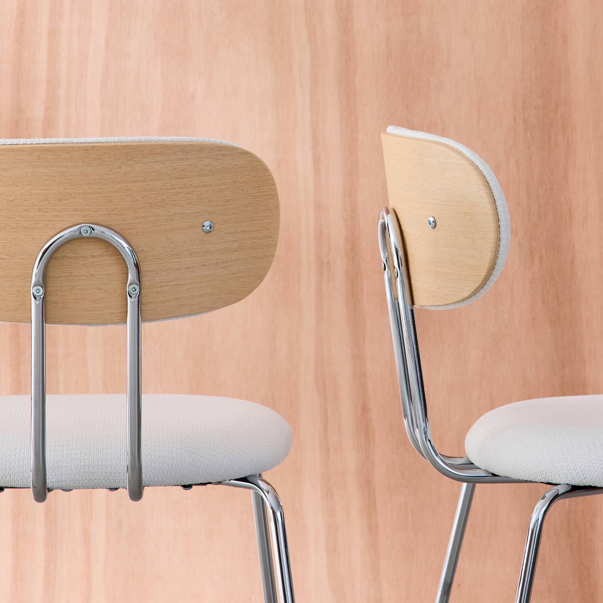 2 chaises décor bois courbé teinté chêne et tissu déperlant blanc. pieds métal chromé - L 45 x P 55 x H 80cm - Erin