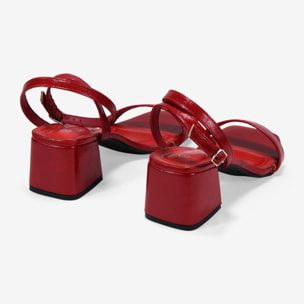 Sandalias de tacón rojas con hebilla