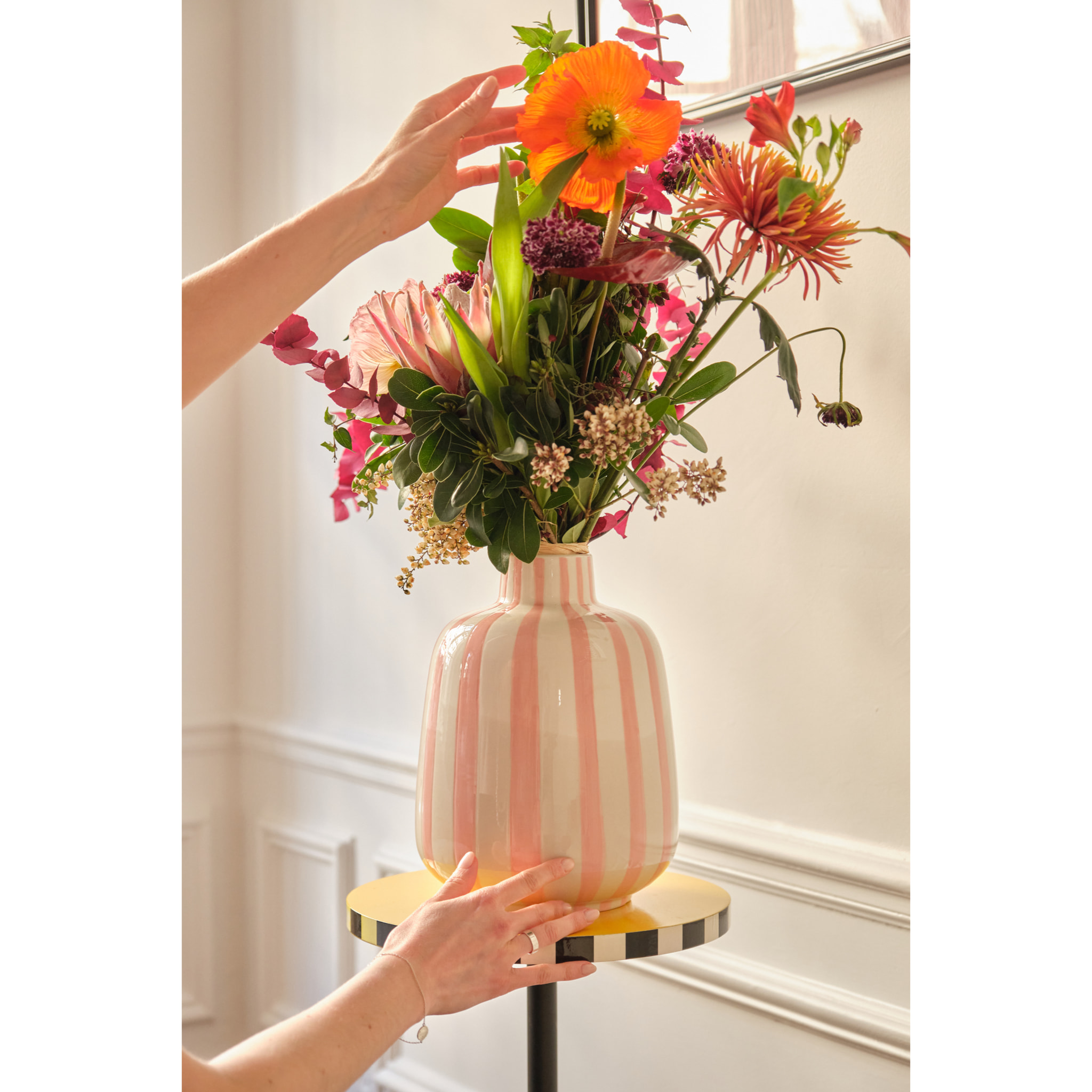 Milan – Vase décoratif rayé rose en céramique