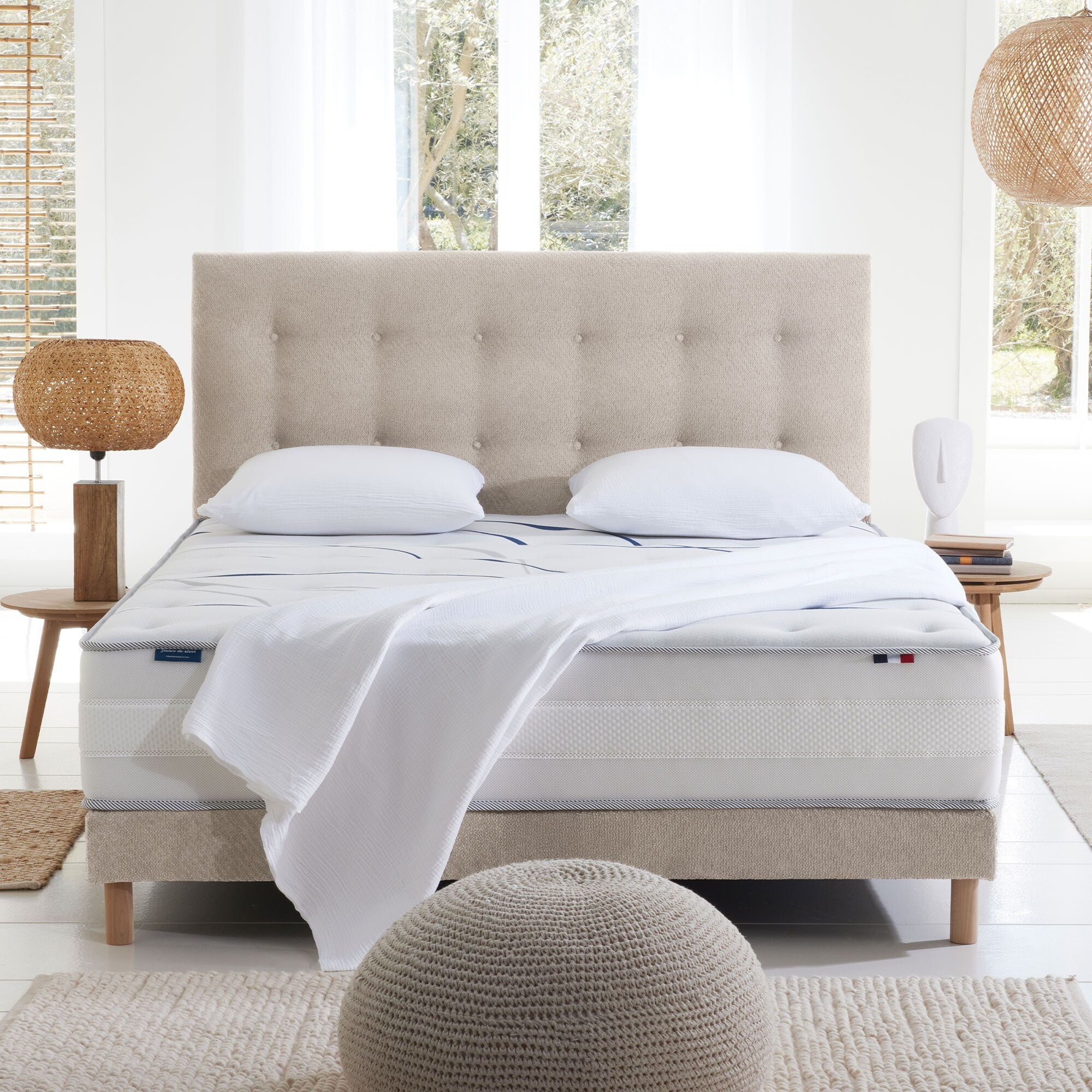 Sommier tapissier Eden crème, bois massif, chenille bouclettes