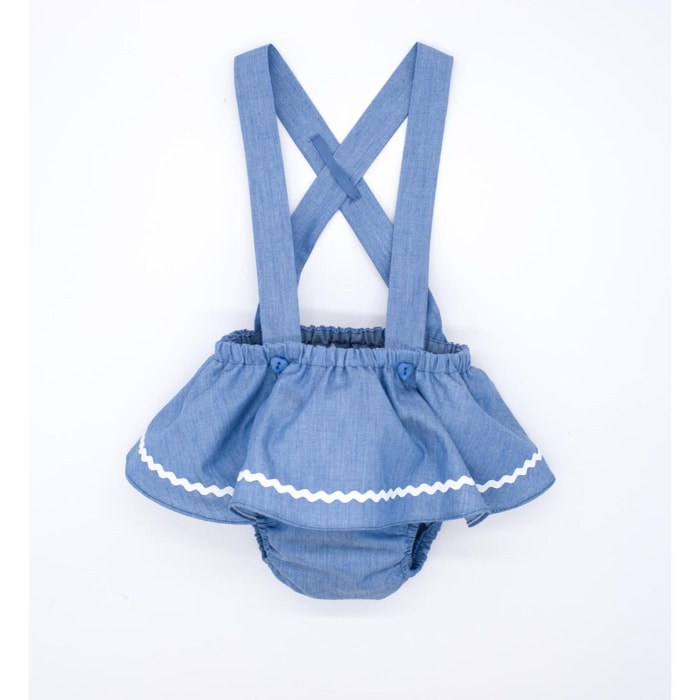 Cubrepañal azul, con tirantes y falda con picunela.
