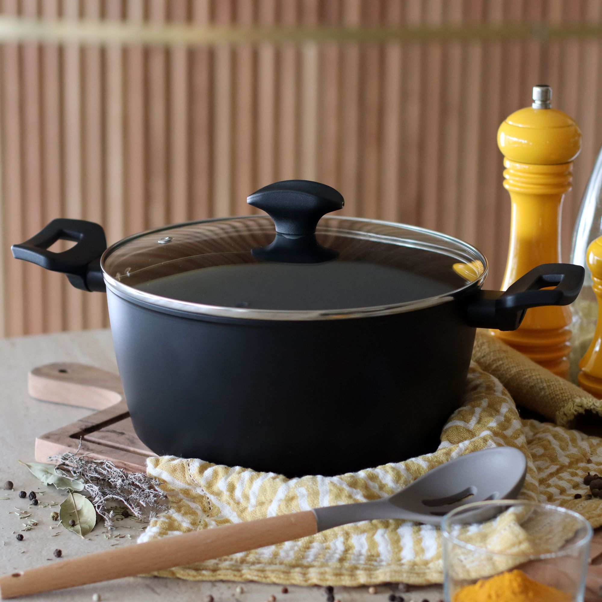 Faitout antiadhésif en aluminium noir 24cm - tous feux FIRST