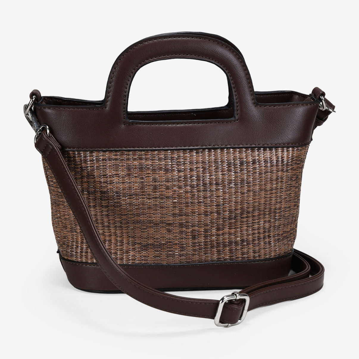 Bolso de mano marrón con rafia