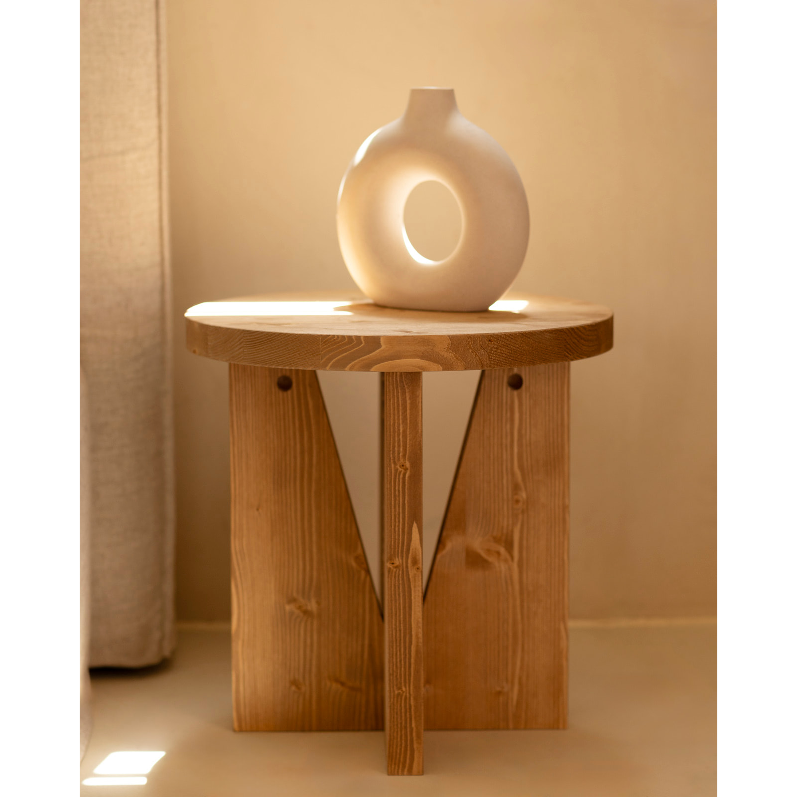 Mesita de noche de madera maciza en tono roble medio de 40x40cm Alto: 40 Largo: 40 Ancho: 40