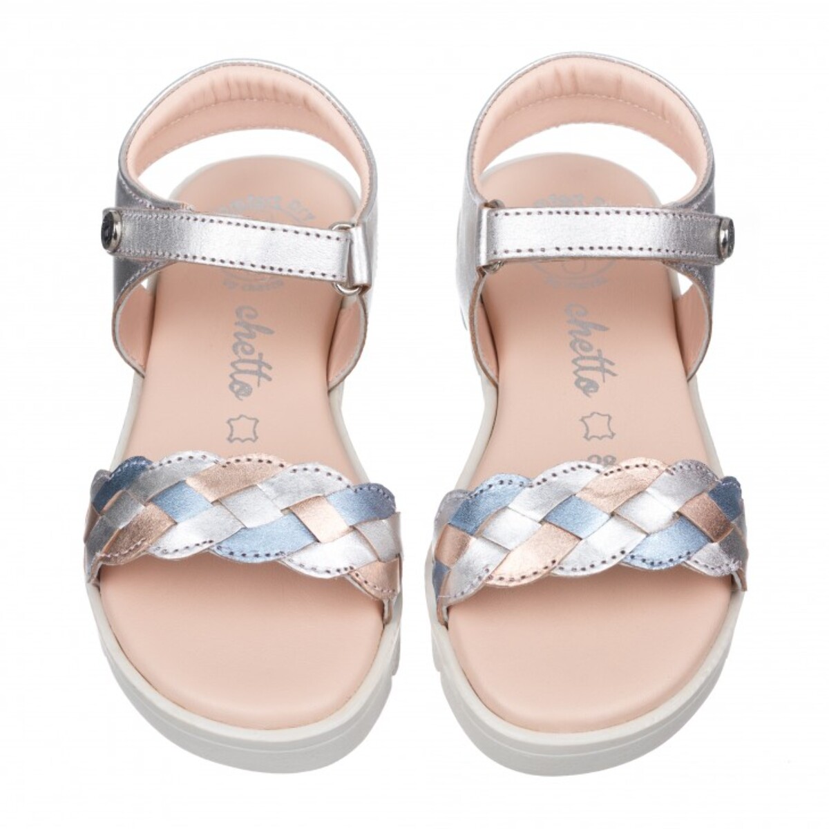 Sandalia toda en piel con suela hiper flexible.