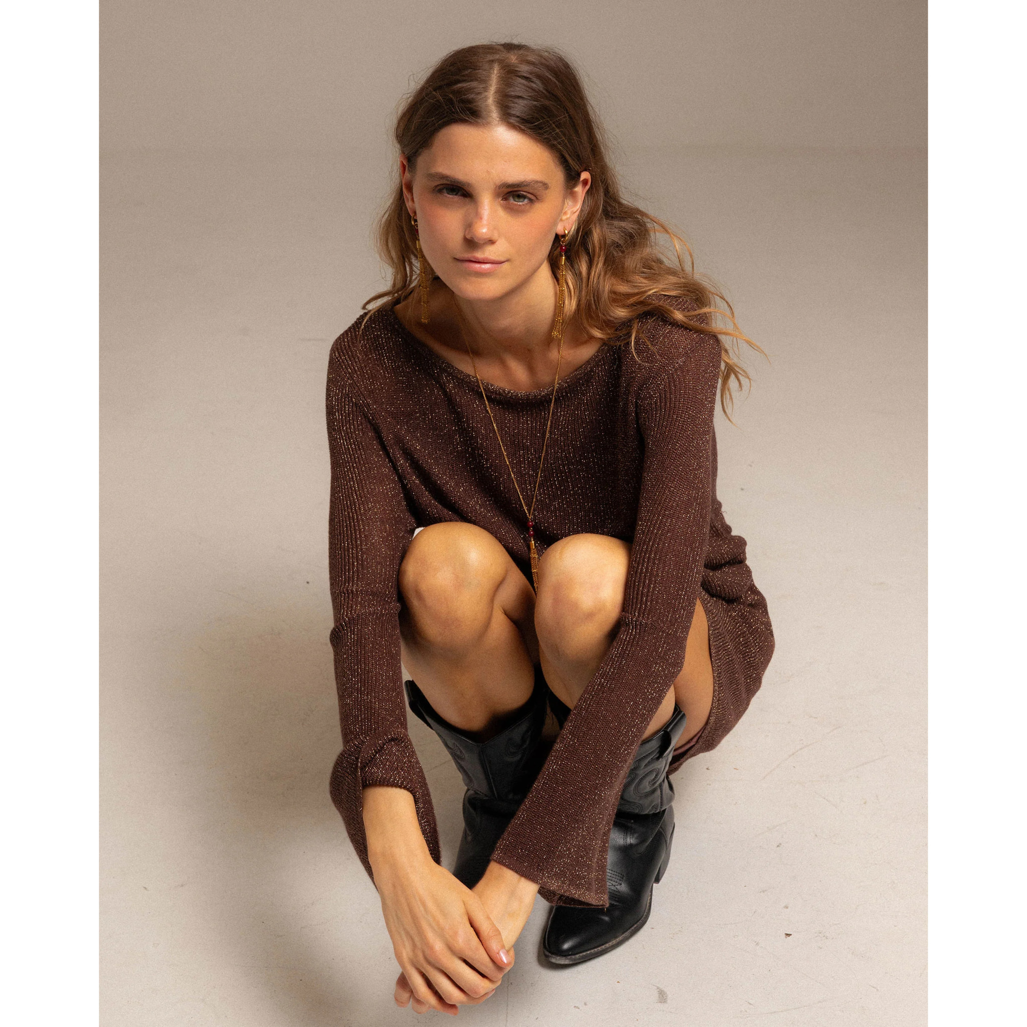 Vestido corto de punto con brillo y diseño acampanado