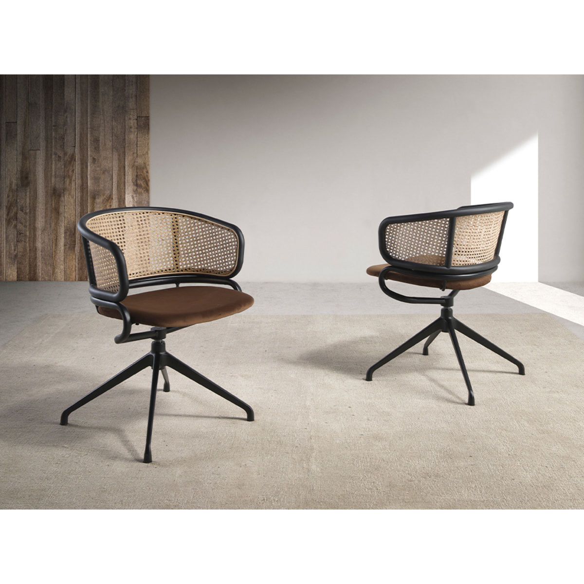Silla Angel Cerdá giratoria con reposabrazos tapizada en tela aterciopelada en marrón y respaldo de rattán en natural con estructura y patas en acero inoxidable en negro 56x53x74cm