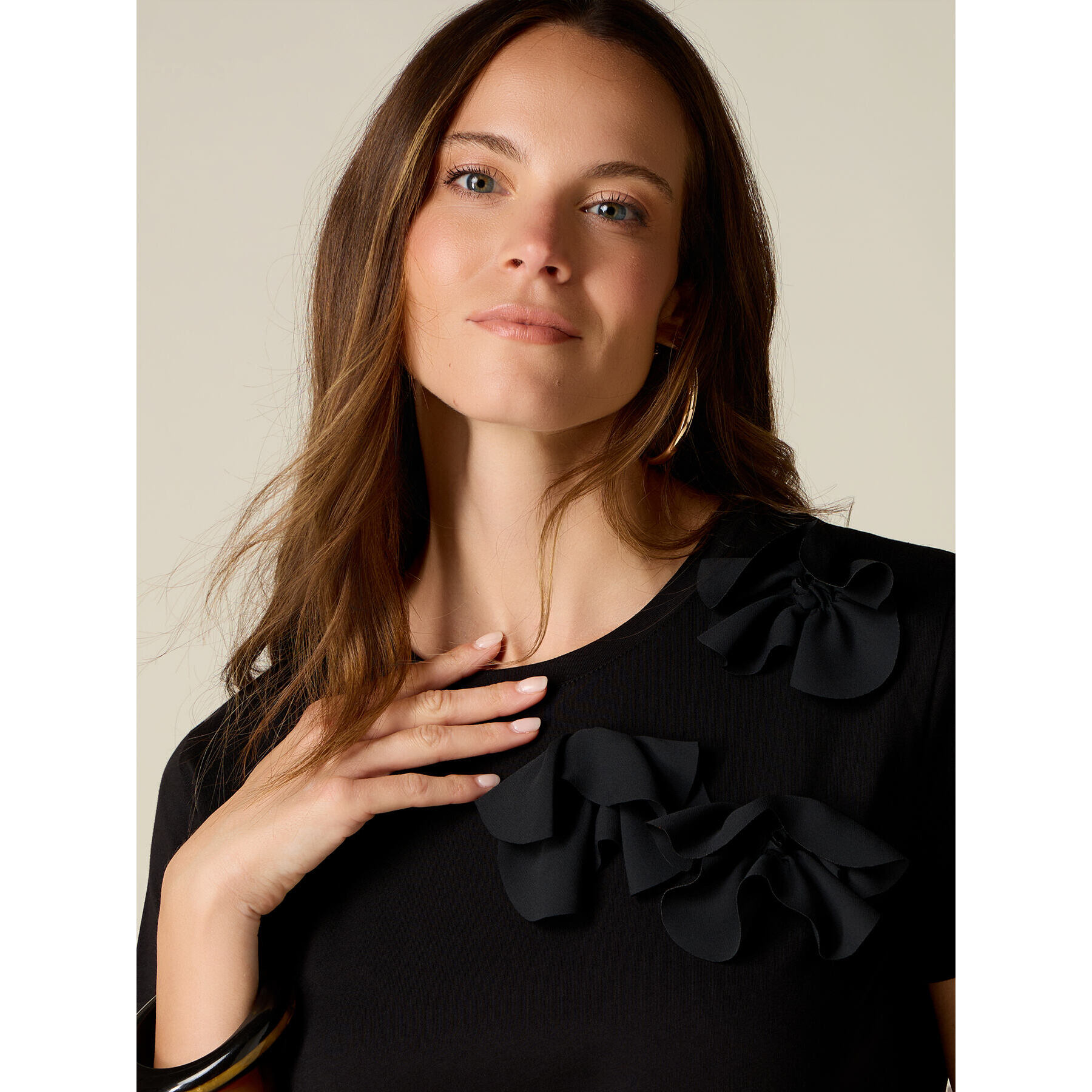 Oltre - T-shirt in cotone con applicazione floreale - Nero