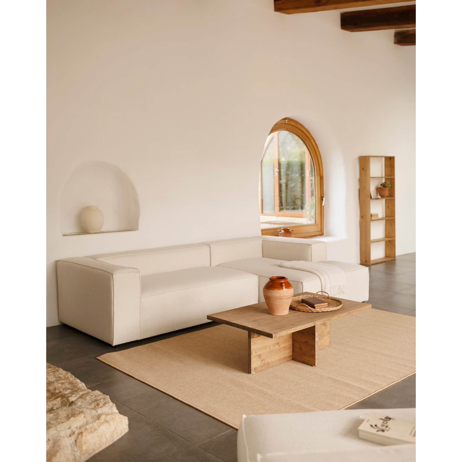 Mesa de centro de madera maciza en tono roble oscuro de 120x70cm Alto: 40 Largo: 120 Ancho: 70