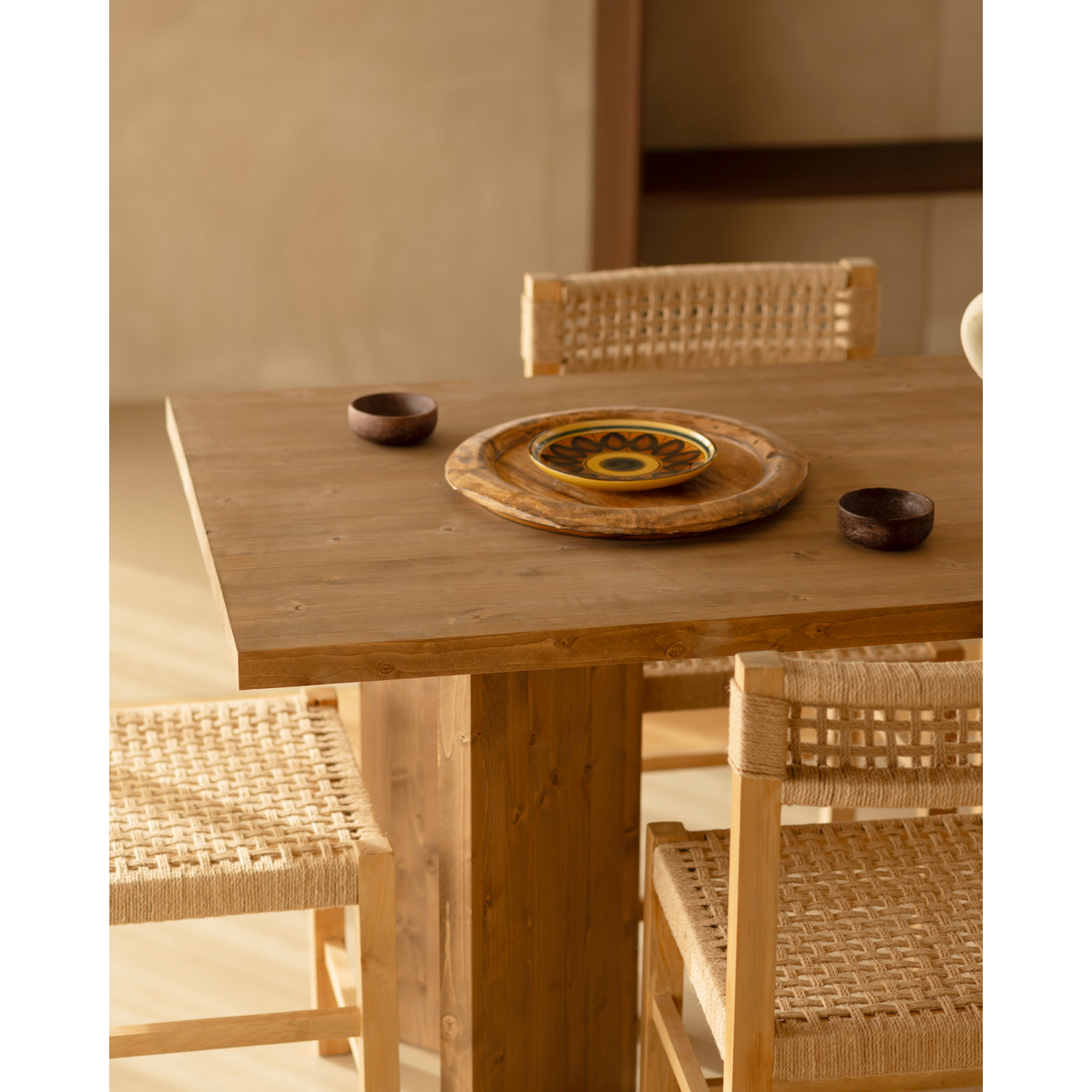 Table de salle à manger en bois massif en ton chêne foncé en différentes tailles