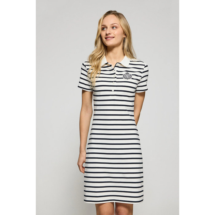 Vestito ecrù a righe e collo a polo con toppa nautica