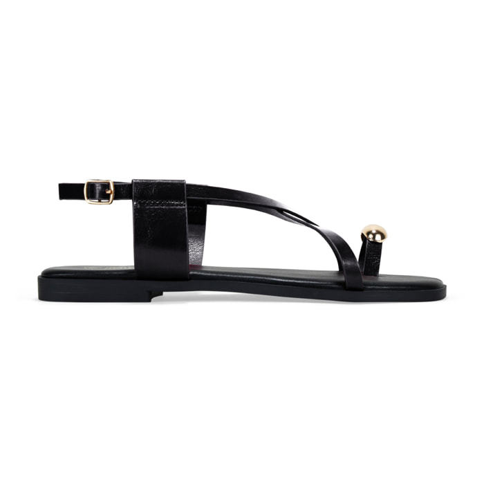 Sandalias planas negras de dedo con anillo