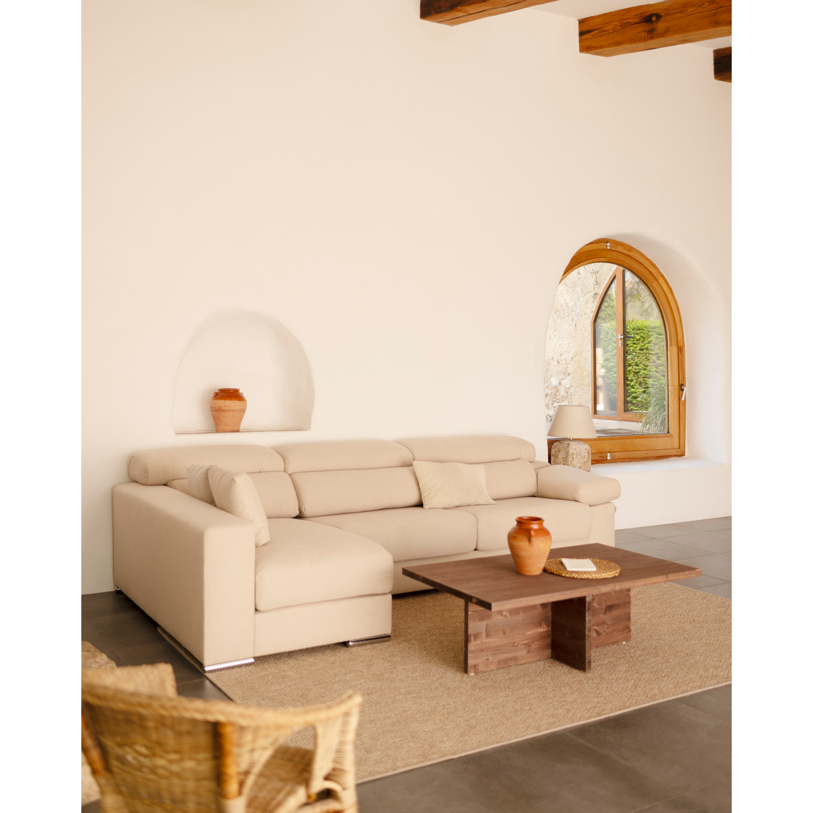 Table basse en bois massif ton noyer de 120x70cm Hauteur: 40 Longueur: 120 Largeur: 70