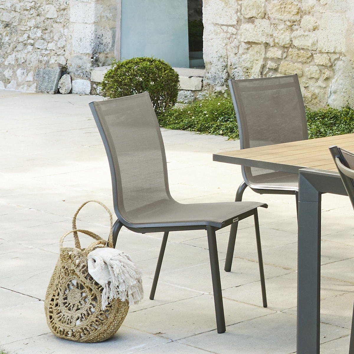 Chaise de jardin empilable "Axant" wengé & praline en aluminium traité époxy