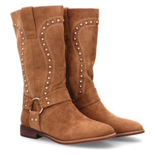 Bota con tachuelas y aro decorativo.