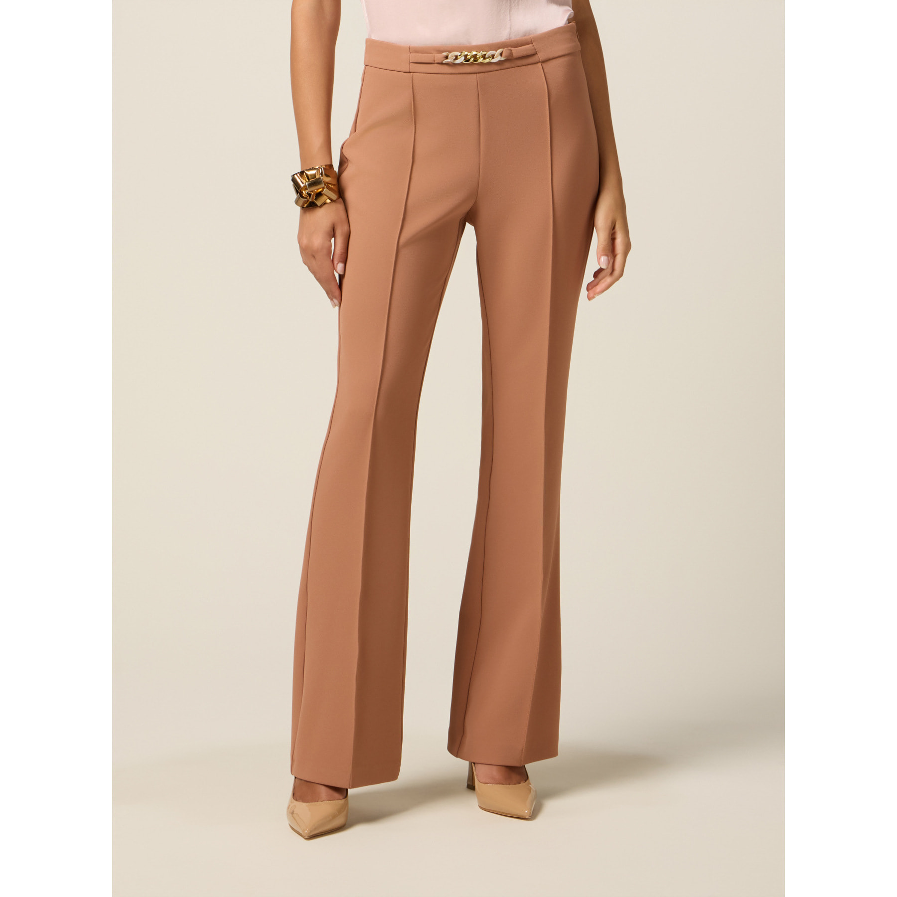 Oltre - Pantalones acampanados con cadena decorativa - Marrón