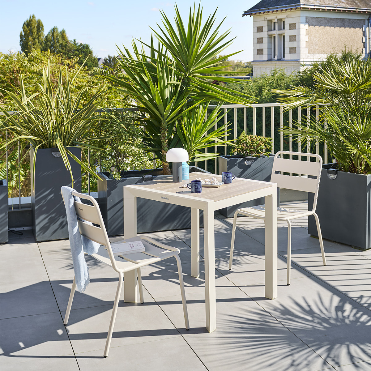 Table de jardin "Évasion" effet bois lin & argile 2 places lates en aluminium