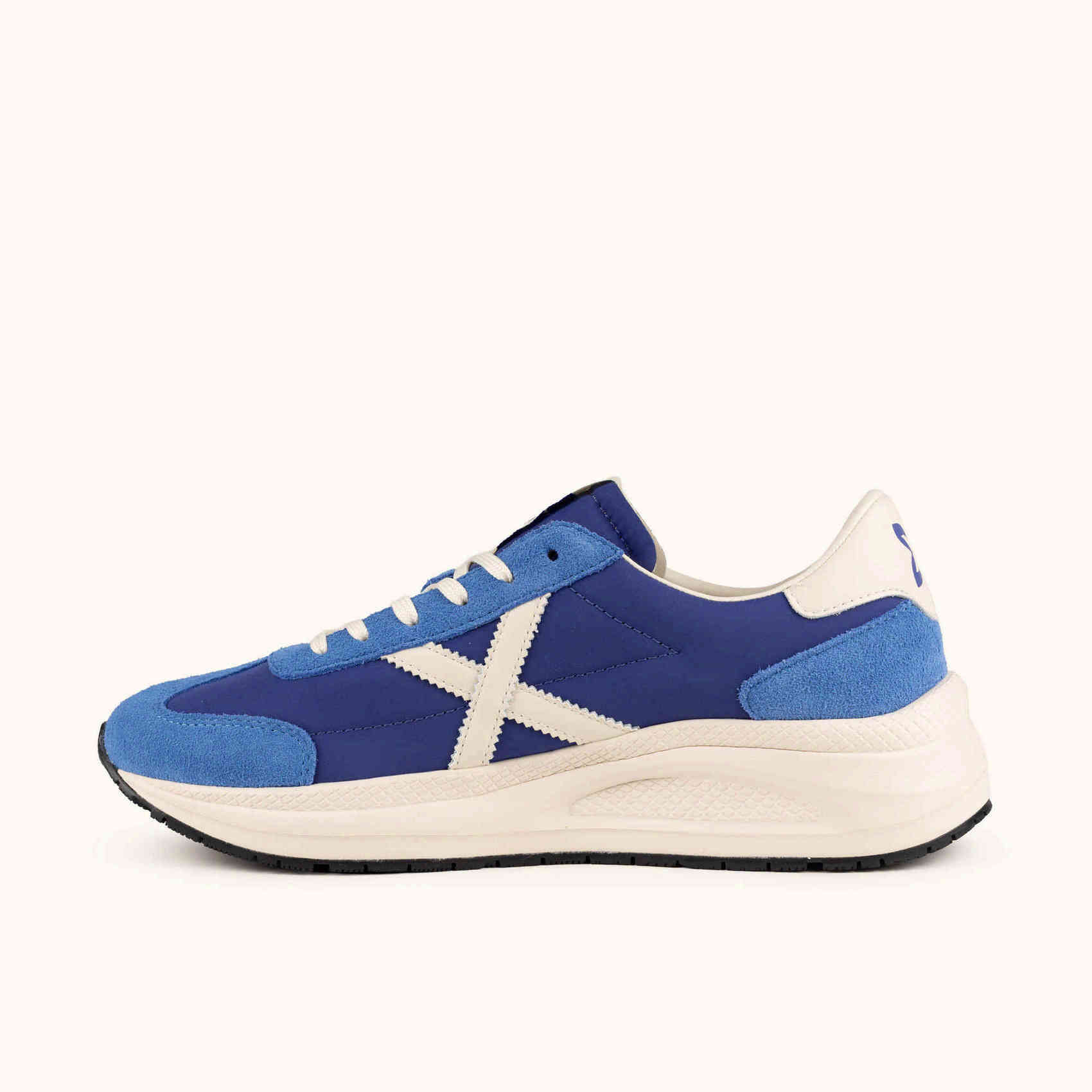 MUNICH AGORA 04 Sneakers de estética urbana y técnica azules y blancas
