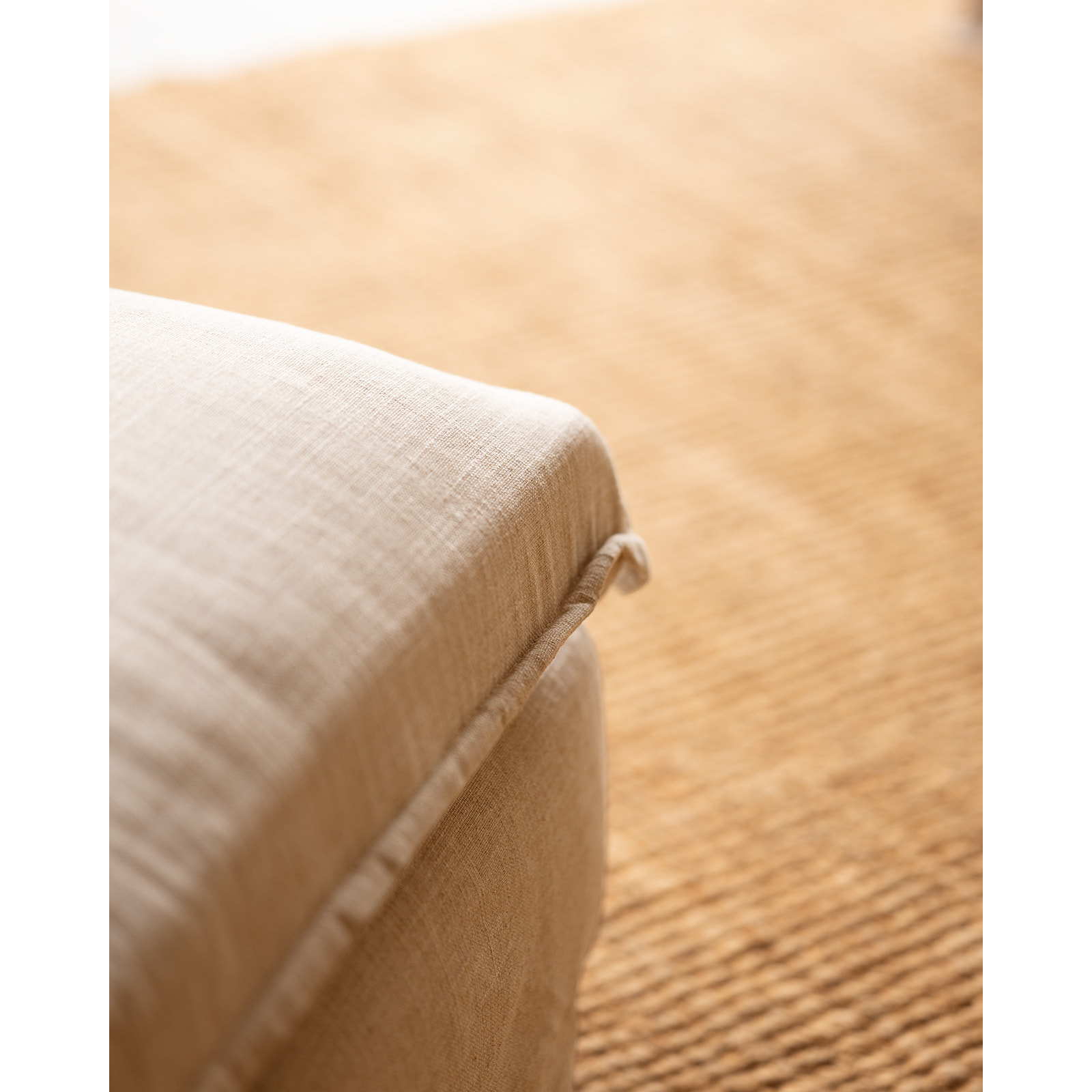 Pouf en coton et lin déhoussable ton beige de 90x72cm Hauteur: 47 Longueur: 90 Largeur: 72