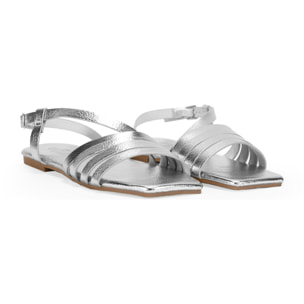 Sandalias planas plateadas con tiras con hebilla