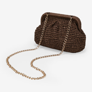 Bolso clutch marrón de rafia con cadena