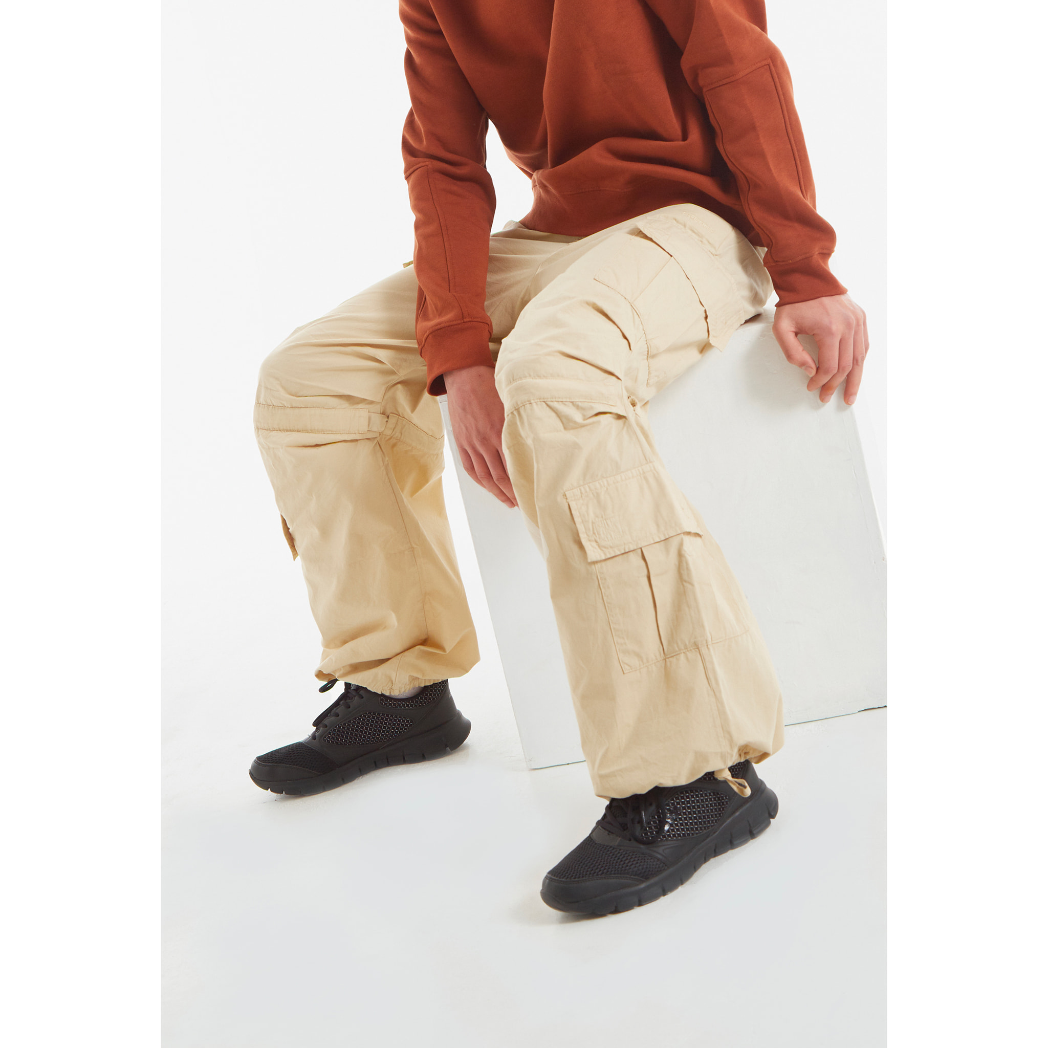 Pantaloni cargo con doppie tasche e coulisse intermedia