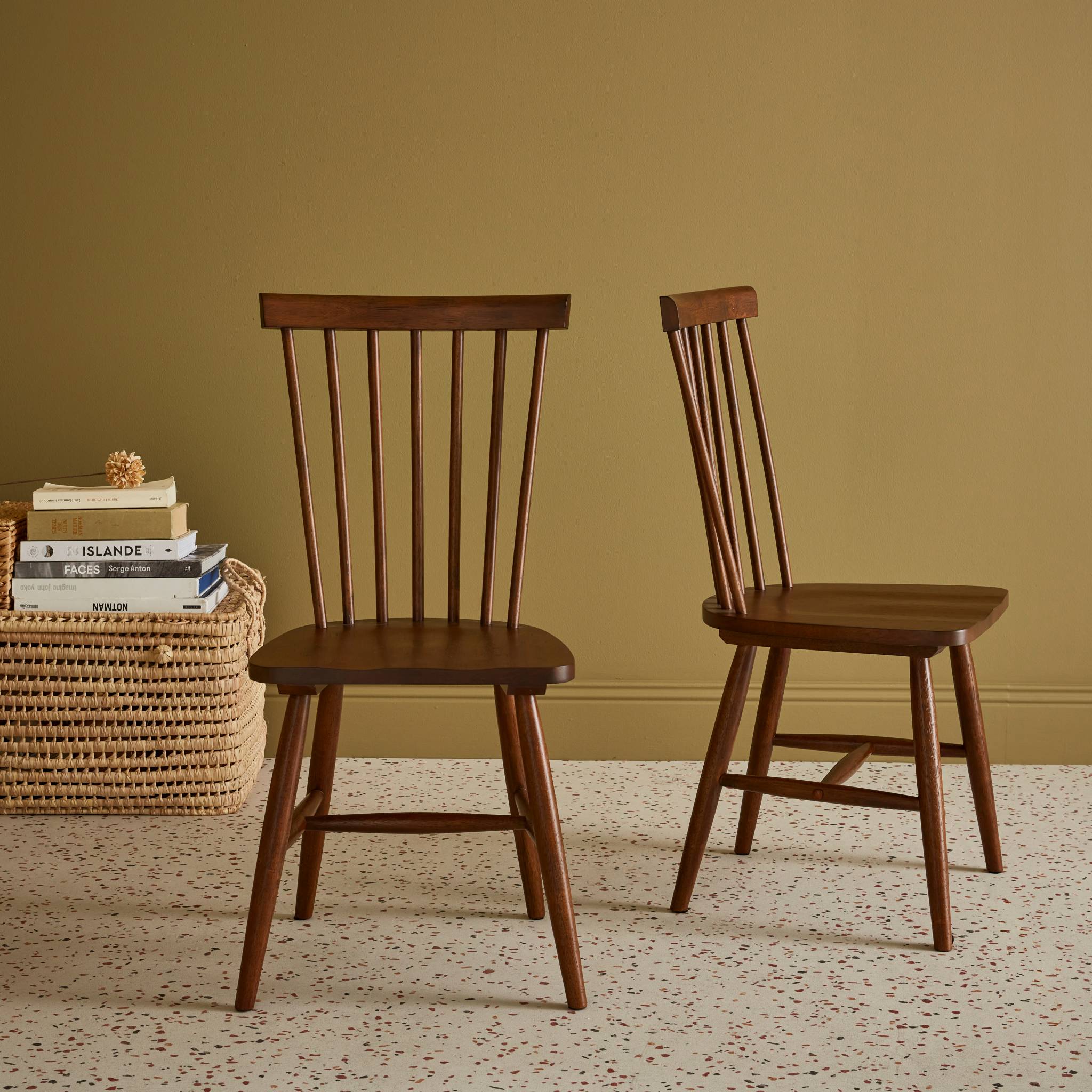 Lot de 2 chaises noyer à barreaux en bois d'hévéa. ROMIE. L 50.8 x P 44.2 x H 90cm.