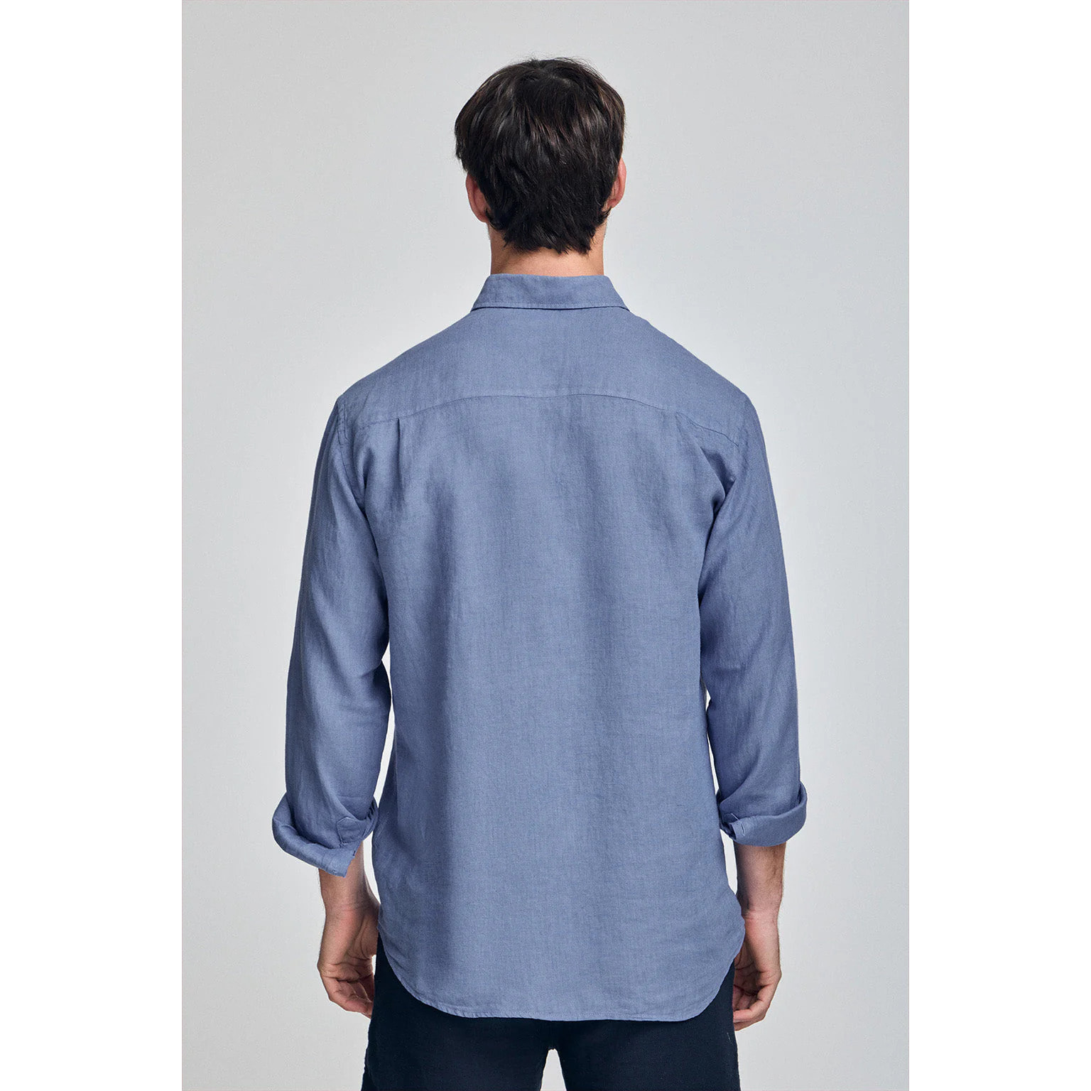 Camisa azul royal de lino garment dye con monograma bordado