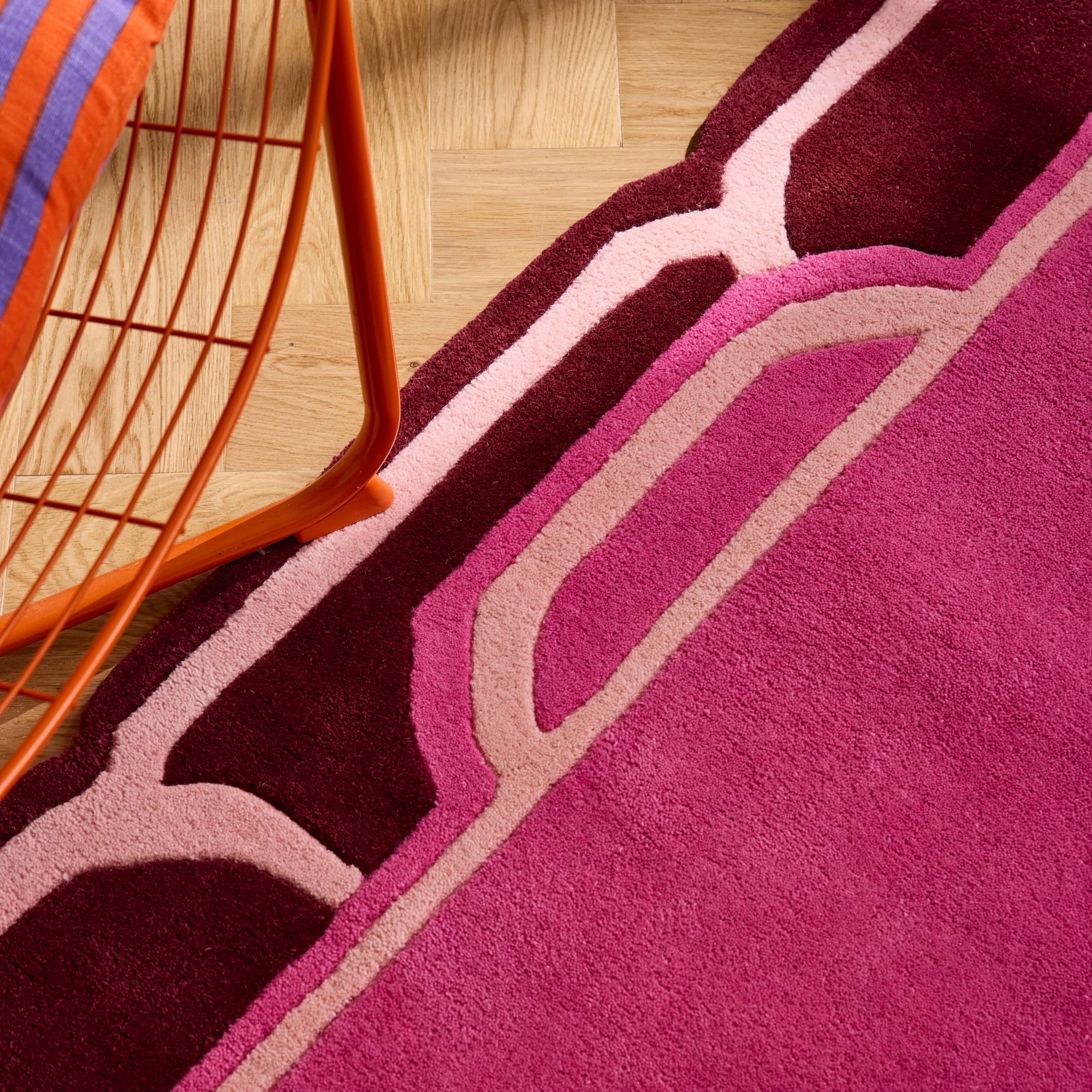 PANTONE - Tapis en laine fait main NUAGE SUCRE à motif géométrique rose