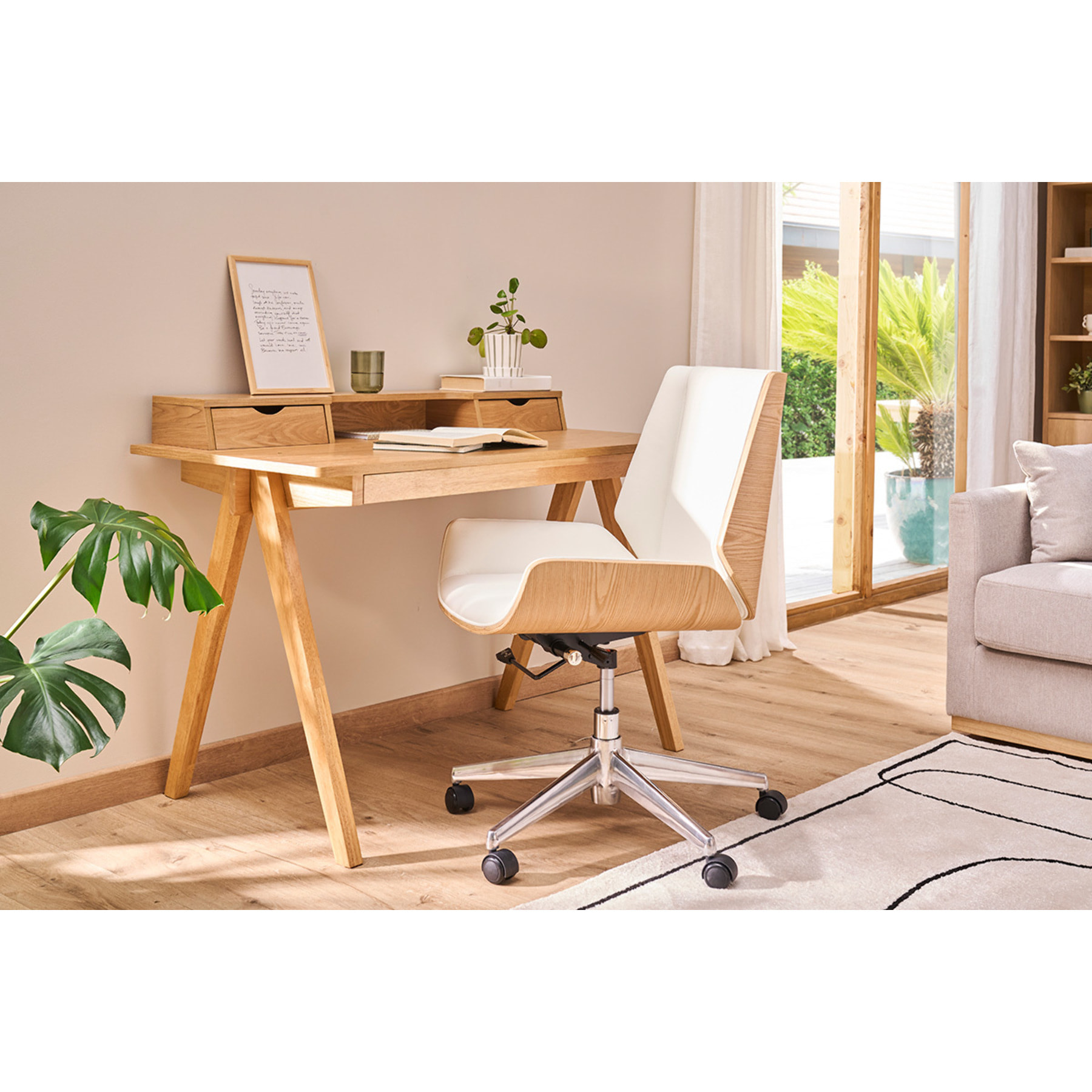 Chaise de bureau à roulettes design en tissu effet velours texturé beige, bois foncé et acier chromé CURVED