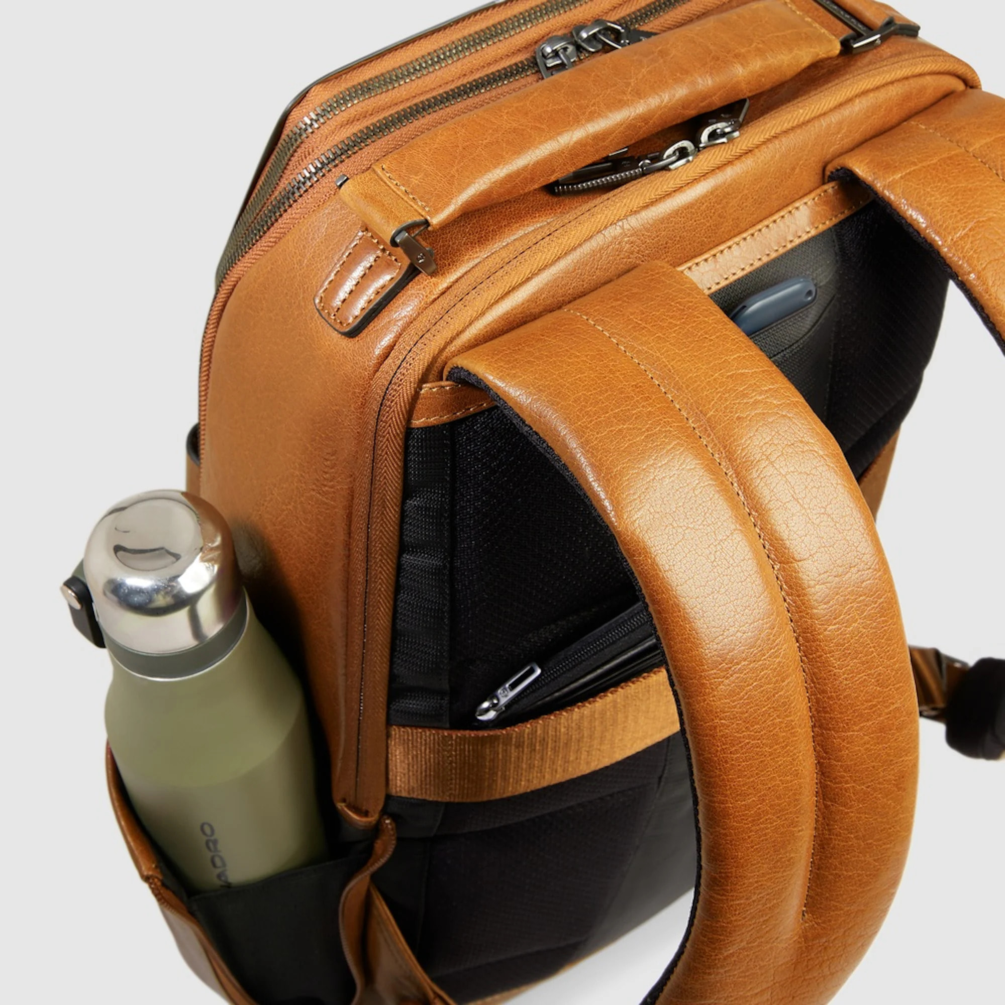 Piquadro Zaino da viaggio in pelle porta pc e iPad® con protezioni antiurto e RFID