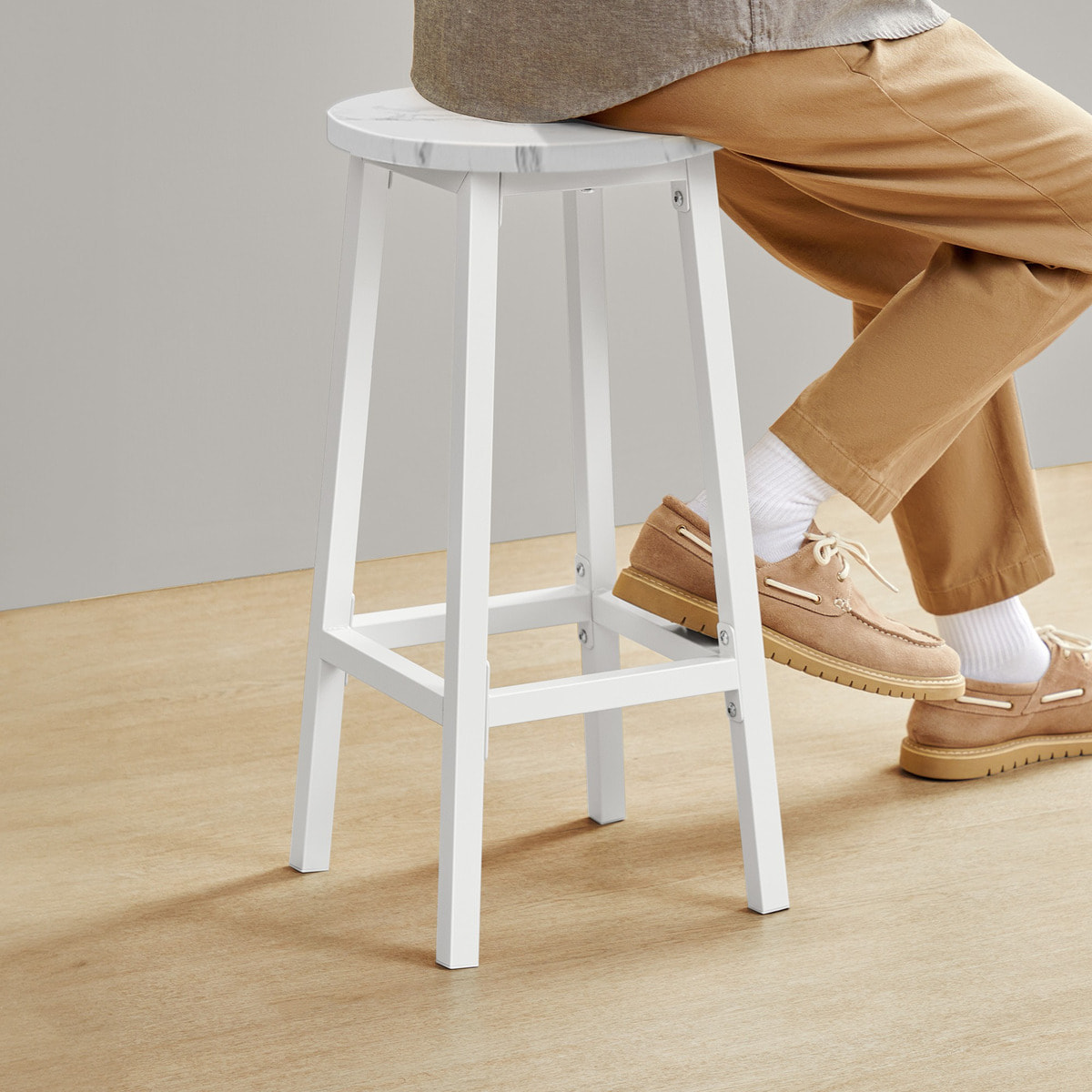 Sgabello da bar alto in stile loft bianco e marmo