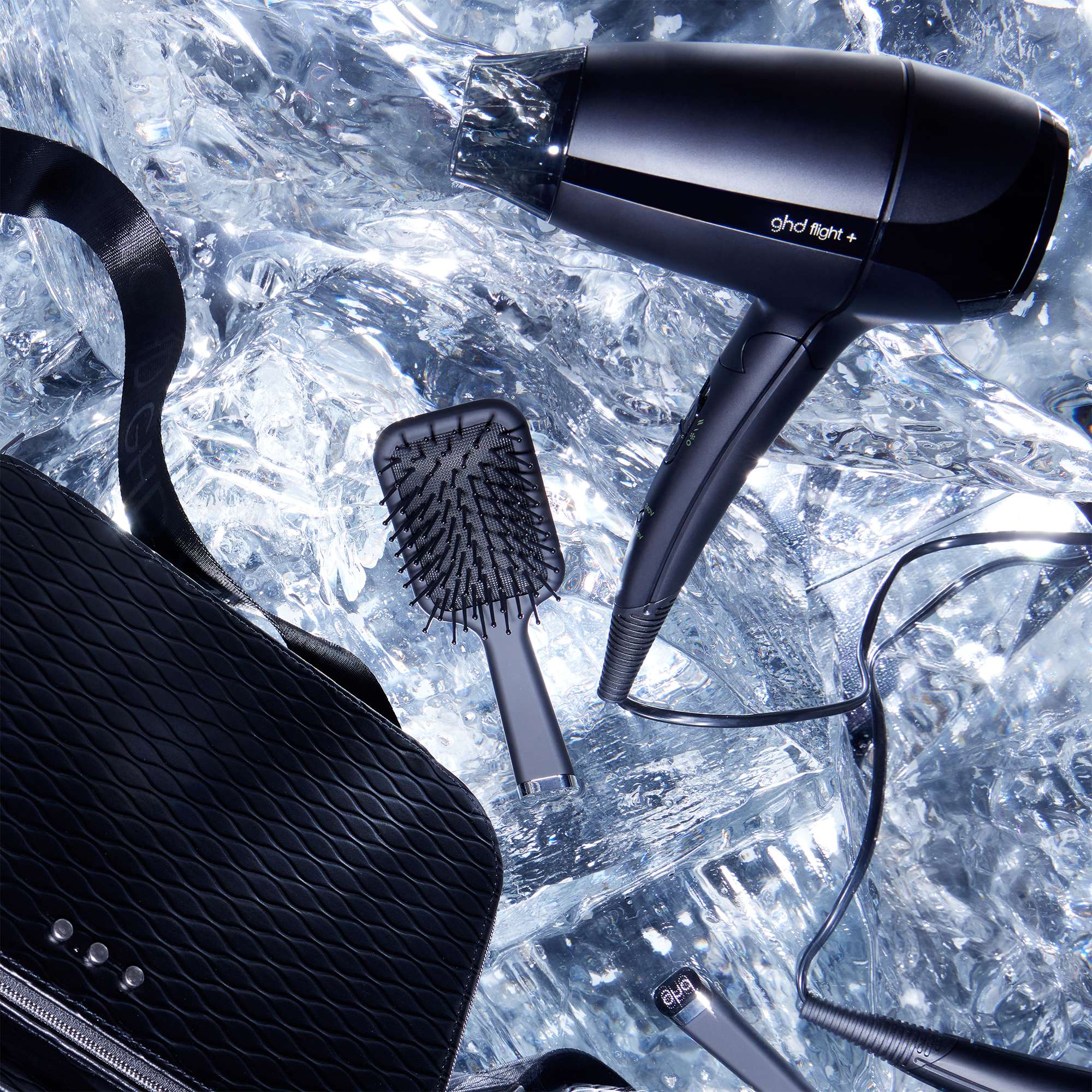 Coffret sèche-cheveux de voyage ghd flight+ avec sa mini brosse à cheveux et son vanity voyage