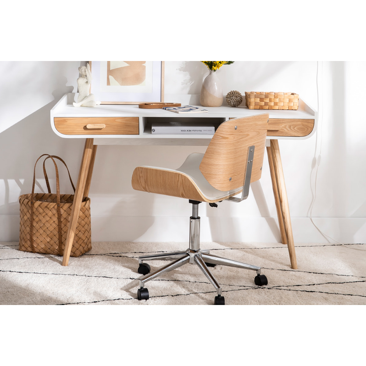 Chaise de bureau à roulettes design blanc, bois clair et acier chromé RUBBENS