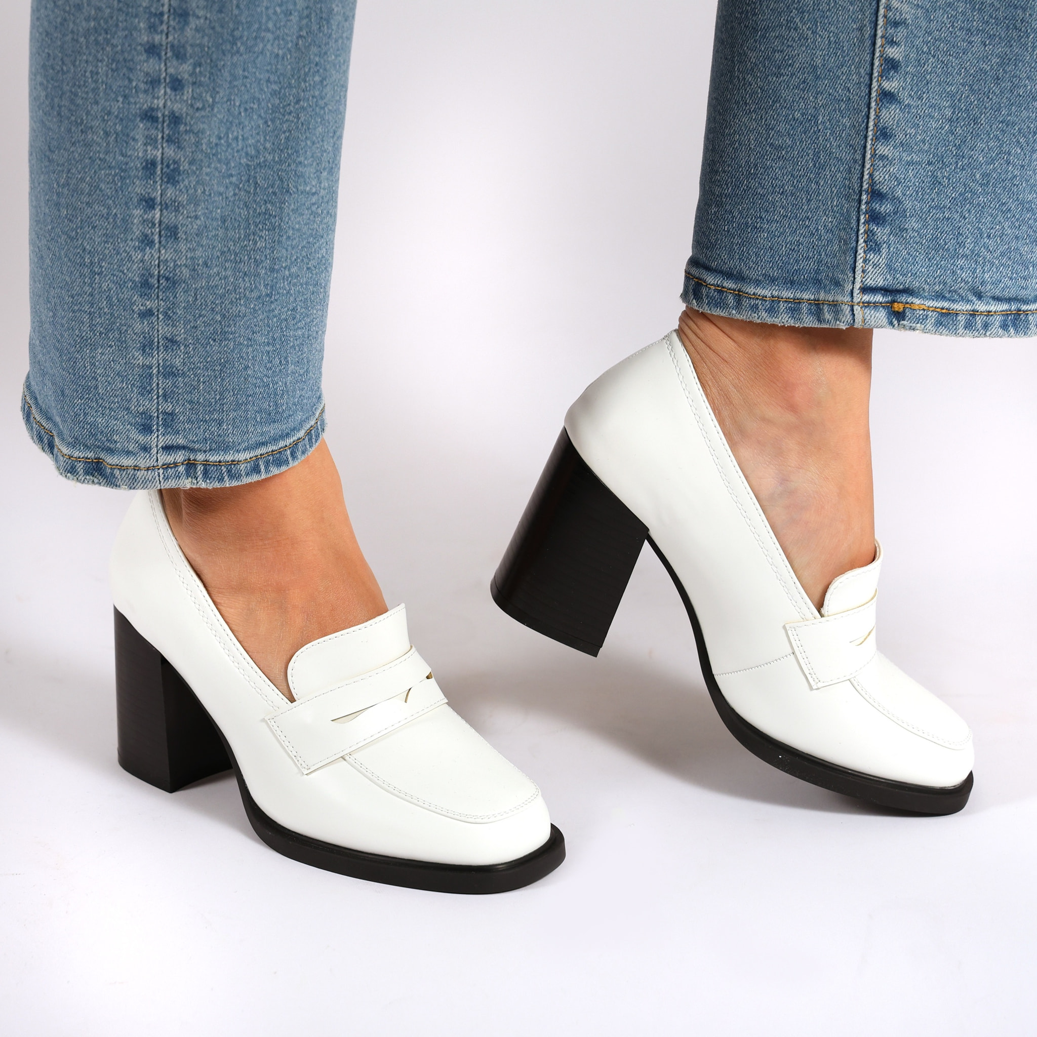 Mocassini in simil pelle con tacco comodo quadrato