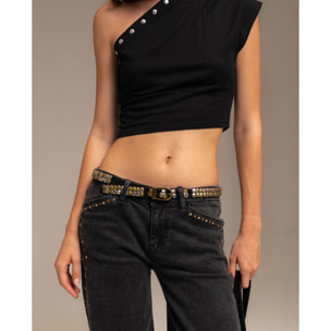 Top crop asimétrico con tachuelas decorativas de mujer