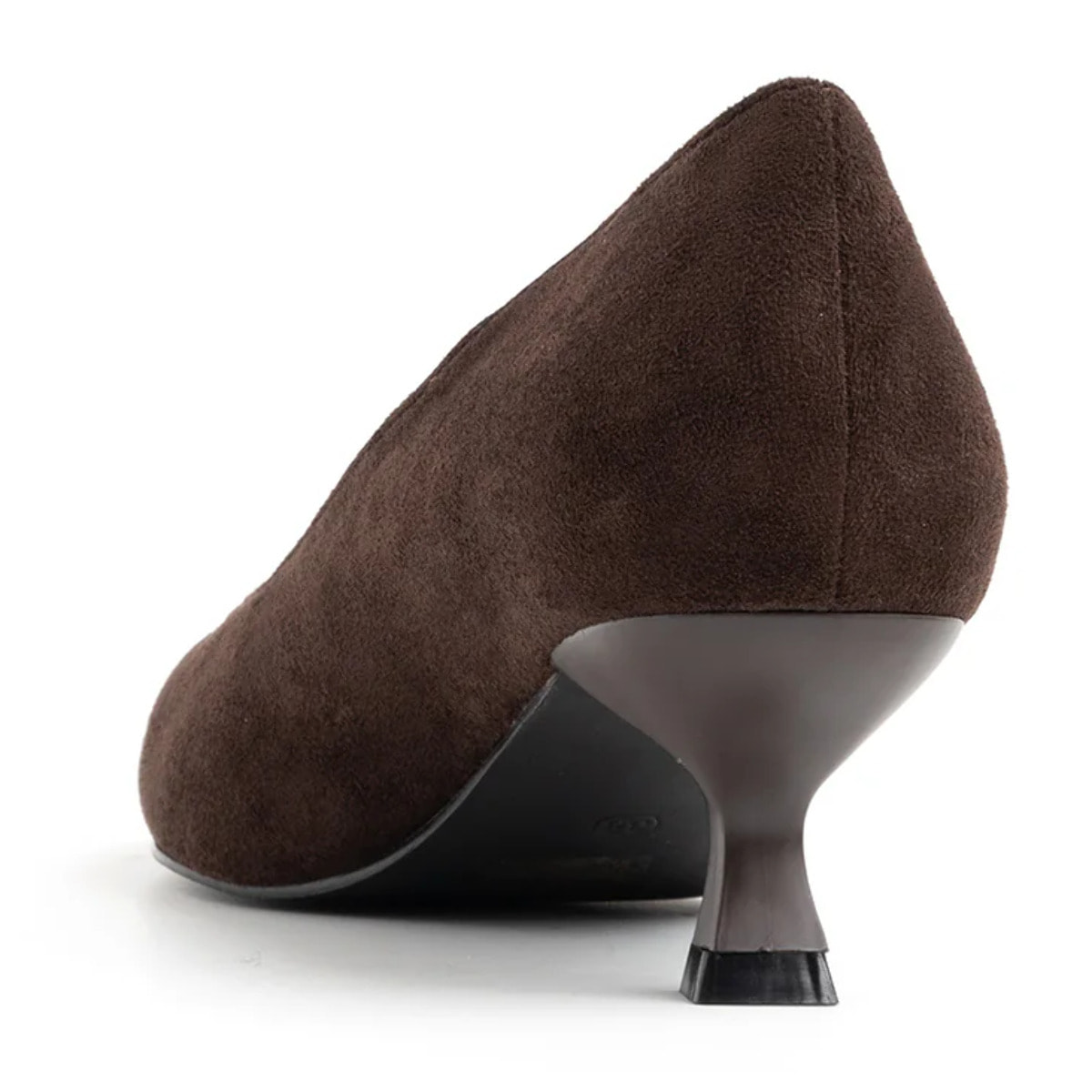 Decolleté in camoscio con tacco kitten - MARRONE