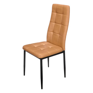 Silla con respaldo alto de cuero en color beige.